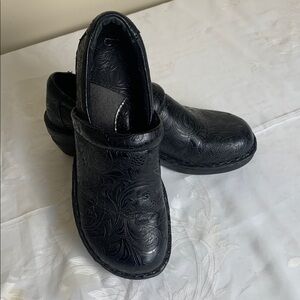 Black BOC Clog Women Shoes. 8.5 M. Embossed Floral print. Slip-on